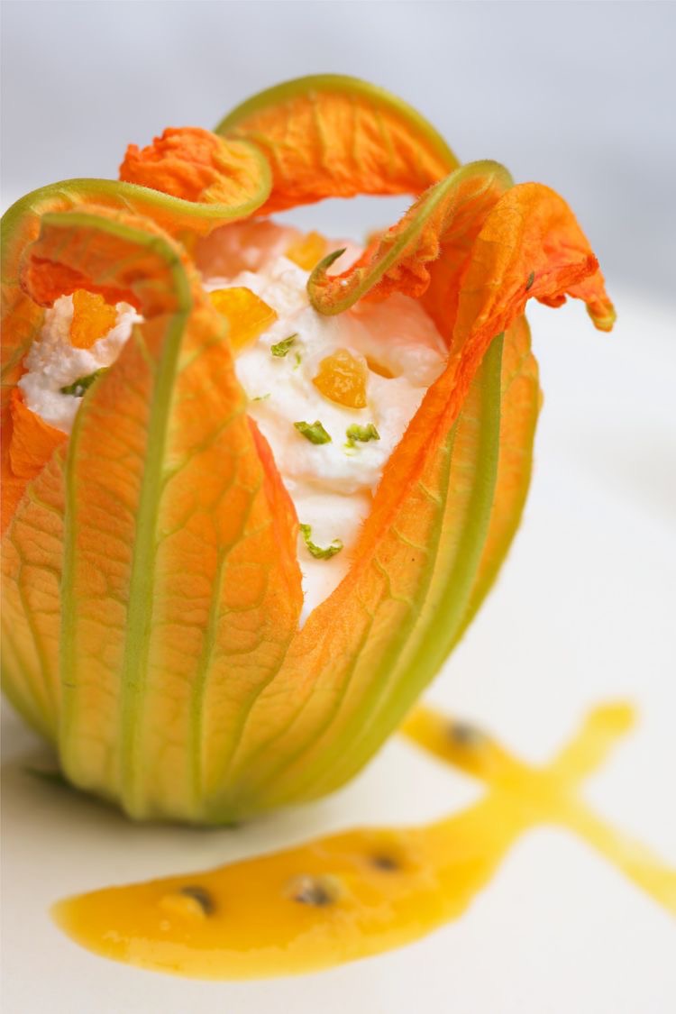 Fleur de courgette, chantilly à l'orange confite, un jus de mangue-Passion - Cru
